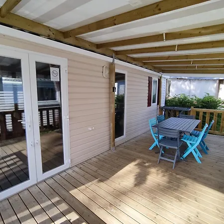 Mobil A Au L'escale Proche De Royan *