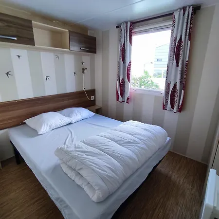 Mobil A Au L'escale Proche De Royan